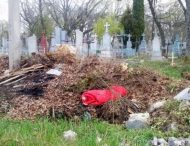 Прибирання на міському кладовищі