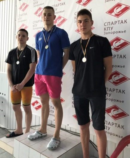 Юні плавці спортивно-оздоровчого комплексу Запорізької АЕС продовжують поповнювати свою скарбничку нагород