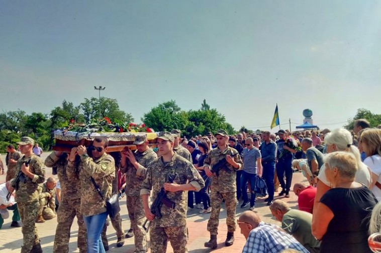 Слезы на глазах и 2 дня траура: в Никополе на коленях проводили погибшего героя . Слезы на глазах и 2 дня траура: в Никополе на коленях проводили погибшего героя .
