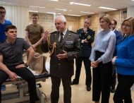 Дружина Президента Олена Зеленська зустрілася з українськими військовими, які проходять реабілітацію у шпиталі в Брюсселі