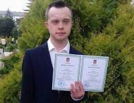 Парень с синдромом Дауна впервые получил высшее образование в Украине.