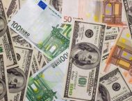 В банках доллар упал на 15 копеек, евро на 23 копейки