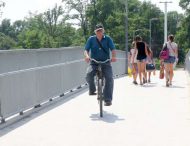 Реконструйований ОДА пішохідний міст у Павлограді вже півтора роки «служить» містянам