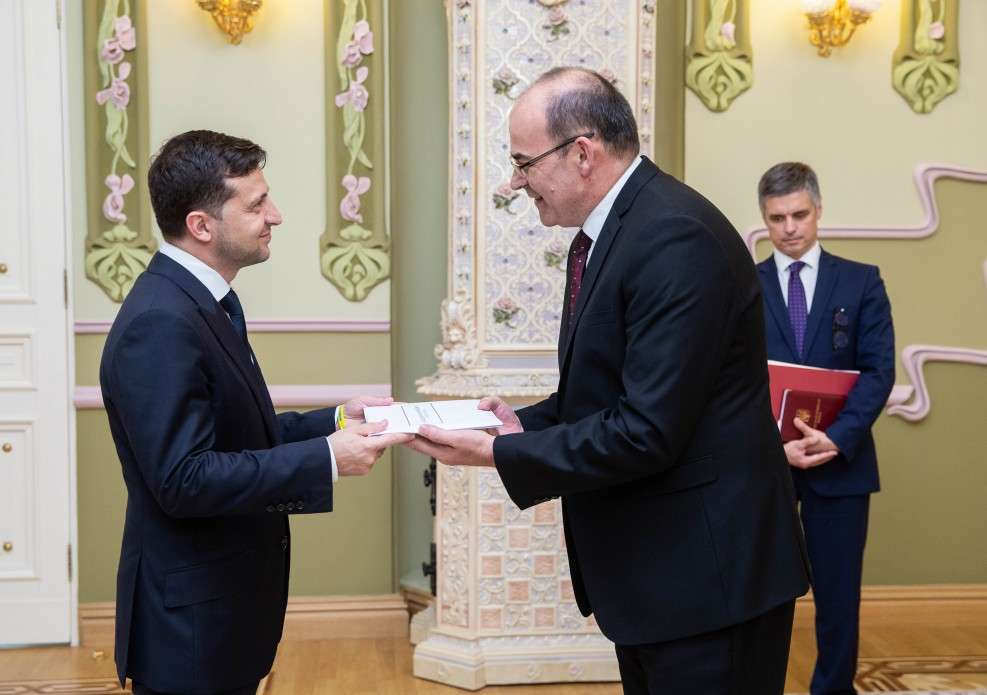 Володимир Зеленський прийняв вірчі грамоти у послів низки іноземних держав Володимир Зеленський прийняв вірчі грамоти у послів низки іноземних держав