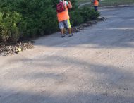 Комунальники Нікополя стрижуть траву і чистять проїжджу частину