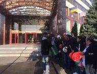 Сотрудники завода Коломойского устроили митинг под Приватбанком