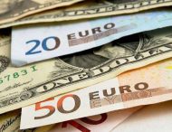 Курс в банках: Евро обвалился на 30 копеек, доллар на 18