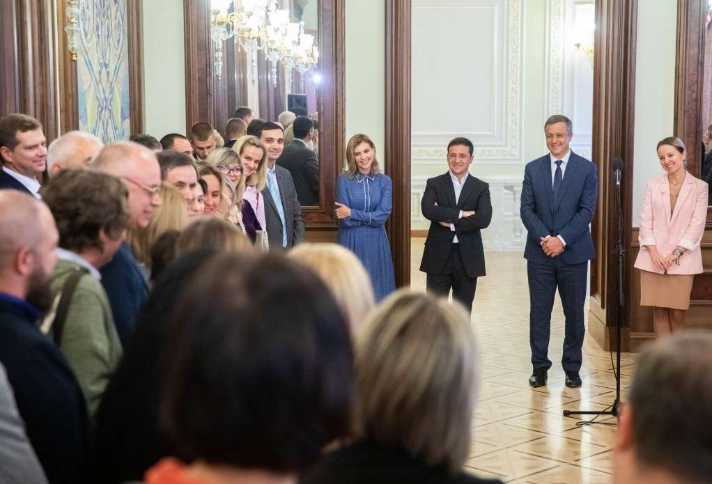 Володимир Зеленський підтримує заміну інтернатної форми виховання на сімейну Володимир Зеленський підтримує заміну інтернатної форми виховання на сімейну