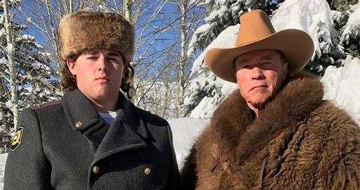 Шварценеггер одел на сына форму российского полицейского Шварценеггер одел на сына форму российского полицейского
