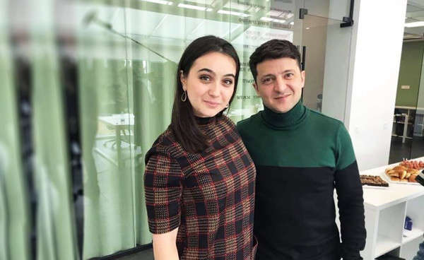 Зеленский подколол Мендель во время пресс-конференции Зеленский подколол Мендель во время пресс-конференции