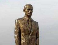 В сети высмеяли курьезный памятник Путину рядом с туалетом