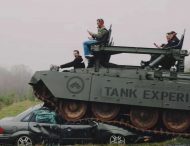 Американцам предложили снимать стресс, давя машины танком