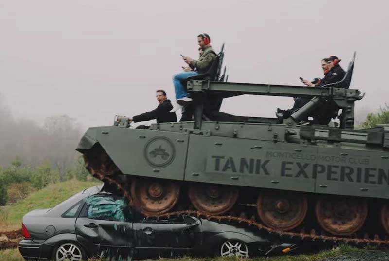 Американцам предложили снимать стресс, давя машины танком Американцам предложили снимать стресс, давя машины танком