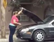 «Я же фея!» Женщина-водитель чинит авто с помощью постукивания палкой