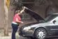 «Я же фея!» Женщина-водитель чинит авто с помощью постукивания палкой