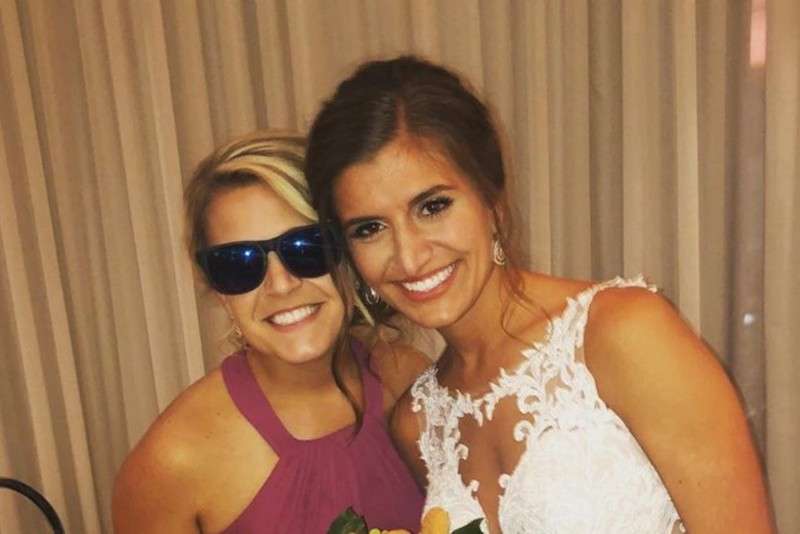 Невеста умудрилась съесть на свадьбе свой букет Невеста умудрилась съесть на свадьбе свой букет