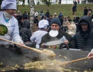 Блины с лопаты больше не в тренде: россияне пришли за бесплатной едой с ведрами