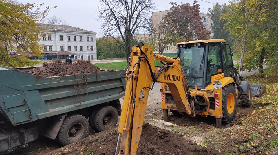 Работники Никопольводоканала продолжают ремонтные работы по ул. Шевченко 79