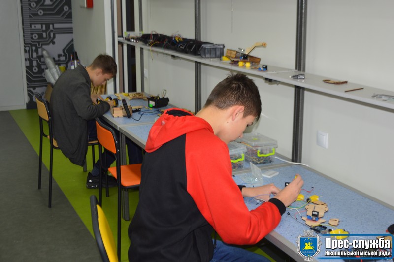 Старші вихованці нікопольського гуртка робототехніки готуються до змагань «Роботрафік-2020» Старші вихованці нікопольського гуртка робототехніки готуються до змагань «Роботрафік-2020»