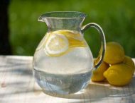 Вода з лимоном сприяє схудненню
