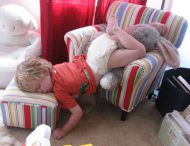 Сон — лучший выход в любой ситуации: уставшие дети, которые заснули в неподходящем месте