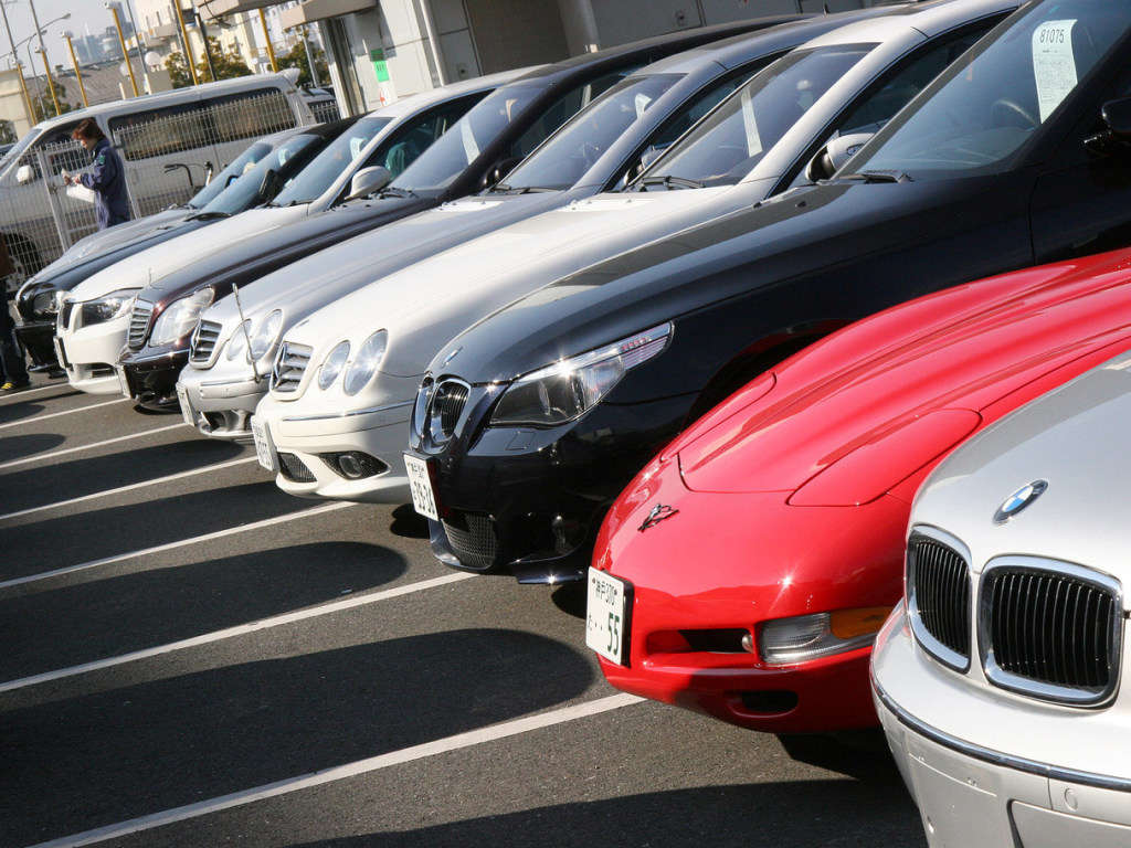 Номера дороже автомобиля: В Сети высмеяли «мажора» на стареньком авто Номера дороже автомобиля: В Сети высмеяли «мажора» на стареньком авто