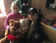 У Нікополі поліцейські привітали з Днем Святого Миколая дітей, родини яких опинилися у скрутних життєвих обставинах