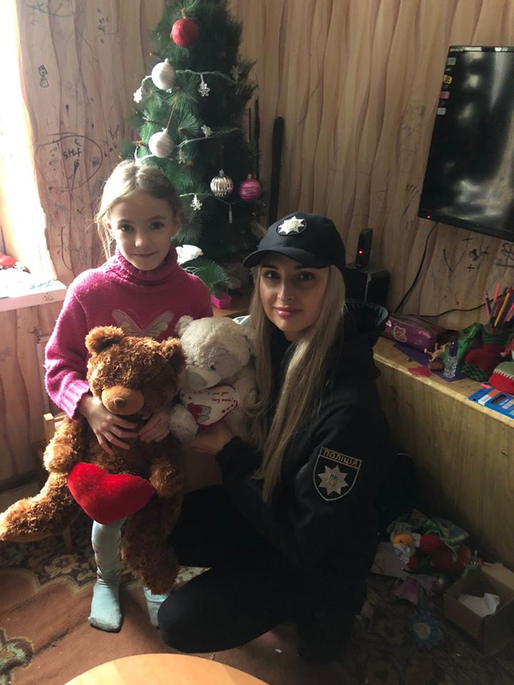 У Нікополі поліцейські привітали з Днем Святого Миколая дітей, родини яких опинилися у скрутних життєвих обставинах У Нікополі поліцейські привітали з Днем Святого Миколая дітей, родини яких опинилися у скрутних життєвих обставинах