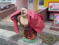 В Киеве на скульптуру казака надели малиновый пиджак