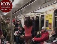 В киевском метро девушка насмешила пассажиров странными танцами