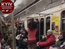В киевском метро девушка насмешила пассажиров странными танцами В киевском метро девушка насмешила пассажиров странными танцами