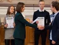 Юні науковці Дніпропетровщини отримали президентські стипендії (Фото)