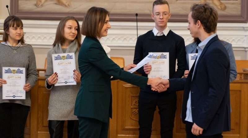 Юні науковці Дніпропетровщини отримали президентські стипендії (Фото) Юні науковці Дніпропетровщини отримали президентські стипендії (Фото)