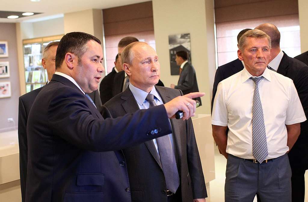 В сети высмеяли прощание Путина с тверским губернатором В сети высмеяли прощание Путина с тверским губернатором