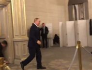 В сети высмеяли поход Путина в туалет с толпой охраны