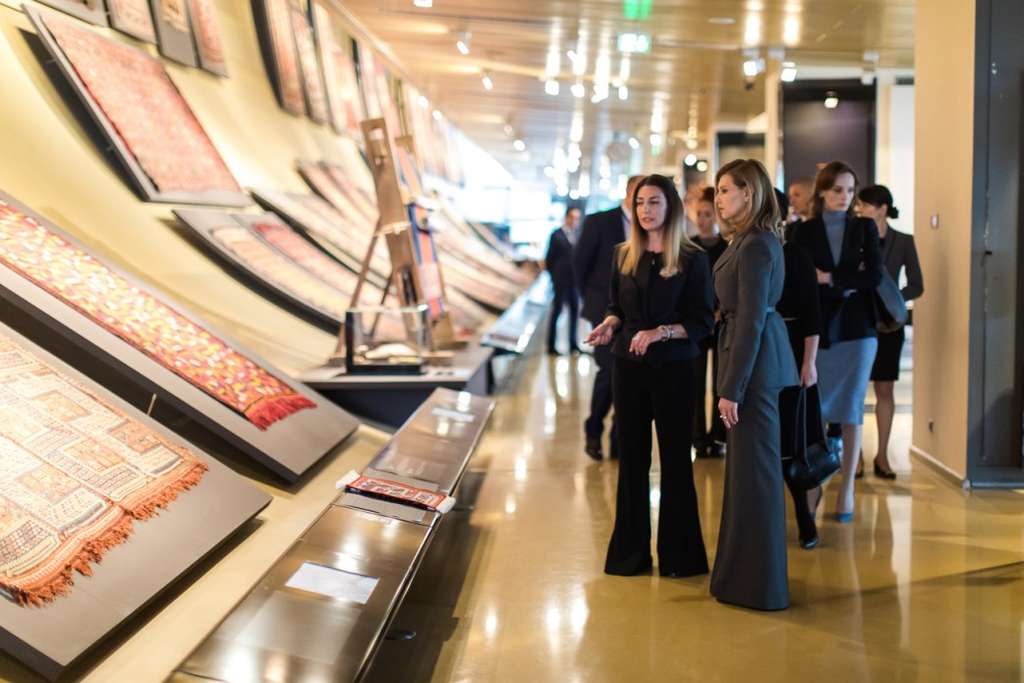 Олена Зеленська відвідала знакові для азербайджанців місця та завітала до Українського культурно-освітнього центру в Баку Олена Зеленська відвідала знакові для азербайджанців місця та завітала до Українського культурно-освітнього центру в Баку