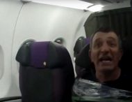 Матерился и пытался ворваться в кабину пилотов: пассажира самолета в России примотали скотчем к креслу