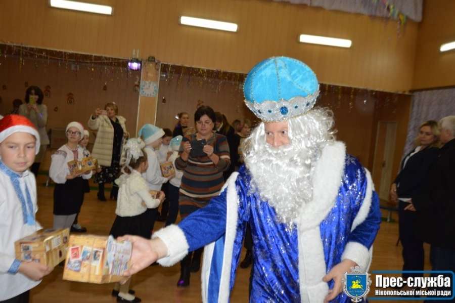 Дід Мороз з Канади подарував нікопольськім школярам подарунки Дід Мороз з Канади подарував нікопольськім школярам подарунки