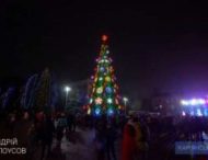 В Каменском главная новогодняя елка засияла огнями