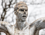 В Швеции вандалы отрезали нос статуи известного футболиста Златана Ибрагимовича