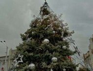 В Крыму оконфузились «мертвой» елкой в центре города: «Сохнет бедная»
