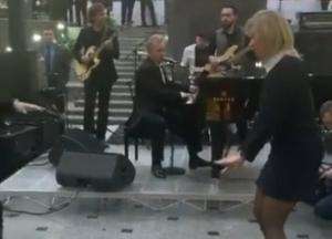 В сети высмеяли танцы Захаровой на корпоративе В сети высмеяли танцы Захаровой на корпоративе