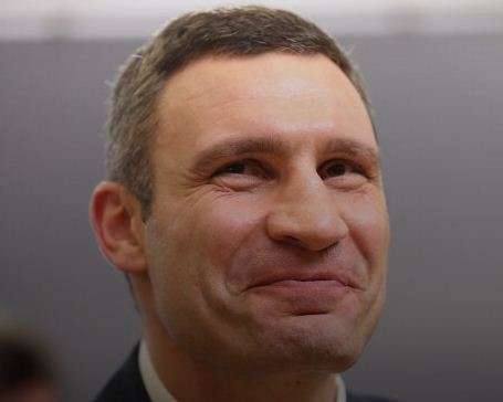 В сети подняли на смех Виталия Кличко в костюме Деда Мороза: видео конфуза В сети подняли на смех Виталия Кличко в костюме Деда Мороза: видео конфуза