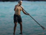 В сеть попали курьезные снимки Барака Обамы во время серфинга на Гавайях