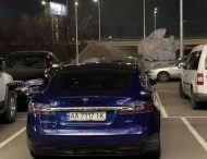 В сети высмеяли водителя Tesla, который припарковался на месте для инвалидов