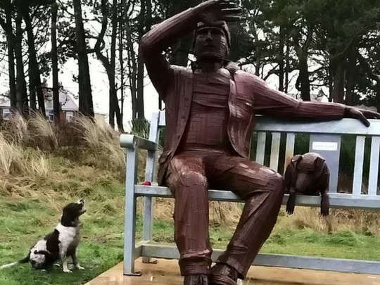 Брось мне мячик: собака попыталась вовлечь в игру огромную статую Брось мне мячик: собака попыталась вовлечь в игру огромную статую