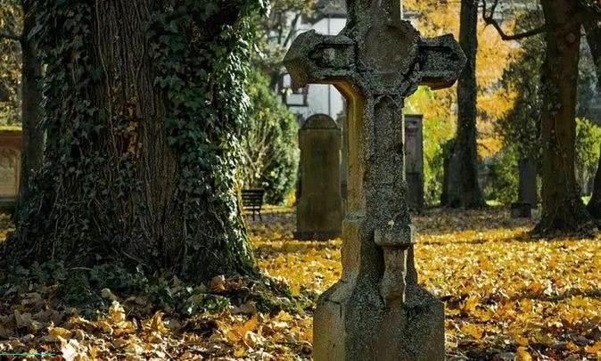 Месть бывшей жены: в Шотландии мужчина случайно обнаружил свою могилу на кладбище Месть бывшей жены: в Шотландии мужчина случайно обнаружил свою могилу на кладбище