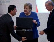 В сети высмеяли реакцию Меркель на подарок Эрдогана