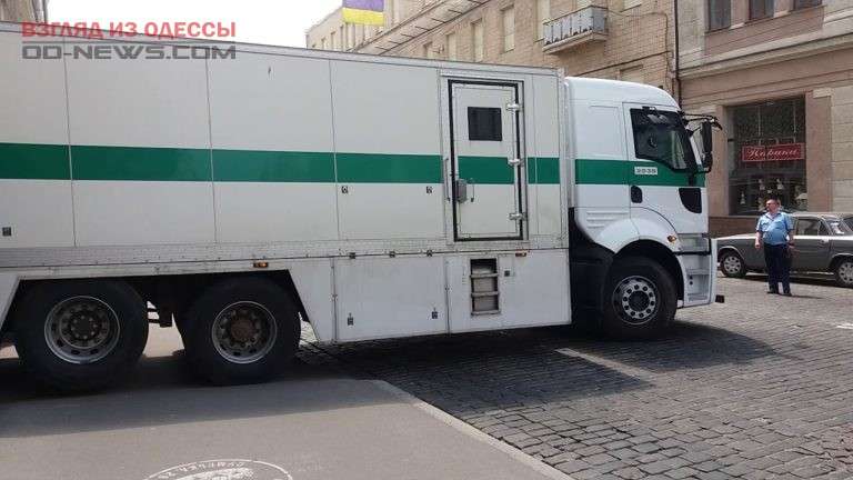 В Одесской области сознательный житель вернул потерянные инкассаторами деньги в банк В Одесской области сознательный житель вернул потерянные инкассаторами деньги в банк