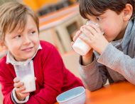 В українські школи можуть повернути програму «Склянка молока»